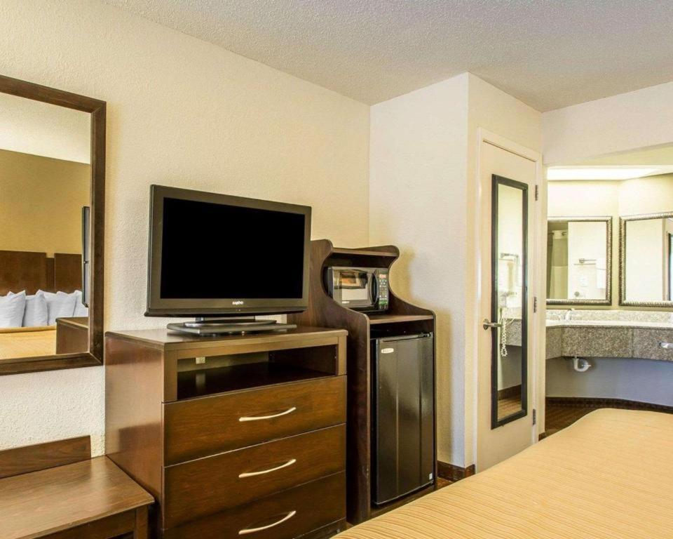 Quality Inn & Suites Near Panama City Beach Exterior foto