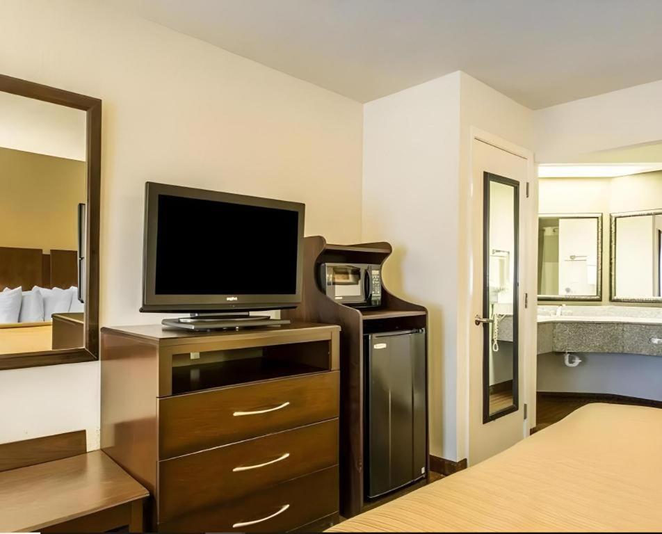 Quality Inn & Suites Near Panama City Beach Exterior foto